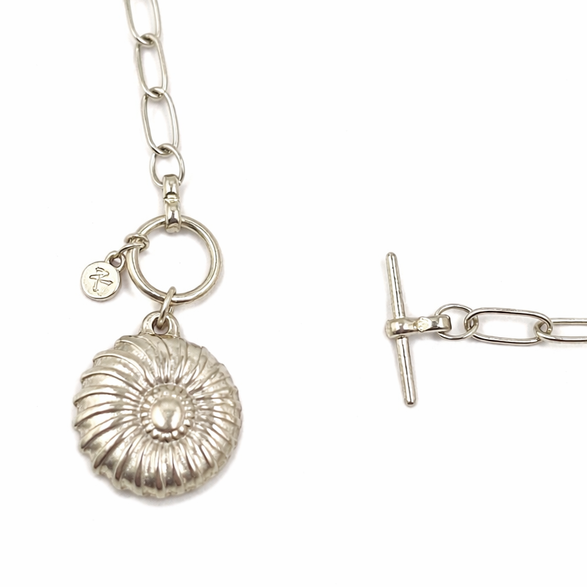 Amaranta Collar Broche al Frente