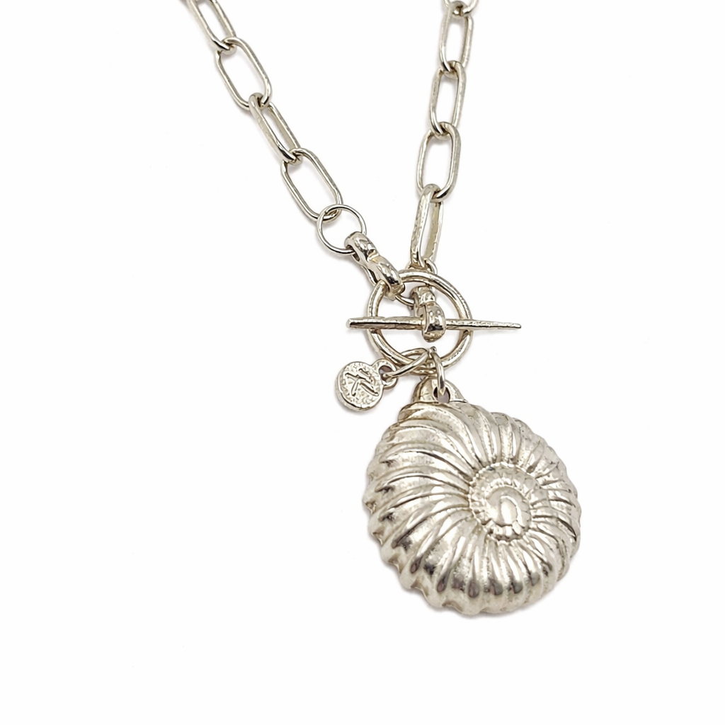 Amaranta Collar Broche al Frente